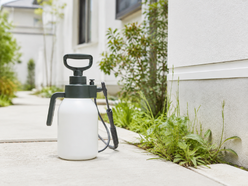 住宅まわりの雑草対策に使用する除草剤散布用の噴霧器