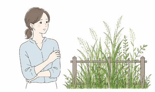 伸びた雑草を見て困っている女性